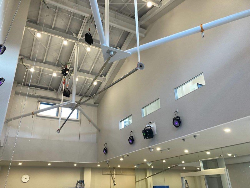天井高6.5m・Aerial設備のスタジオ内観